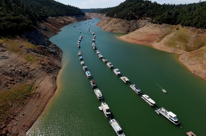 Húsbátar í löngum röðum á OrOVille-vatni í Ástralíu.