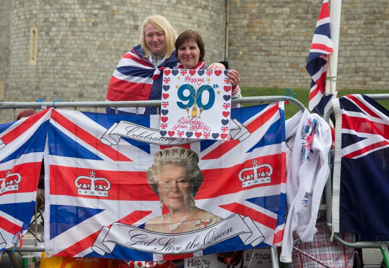 Aðdáendur Elísabetar fyrir utan Windsor-kastala í dag.