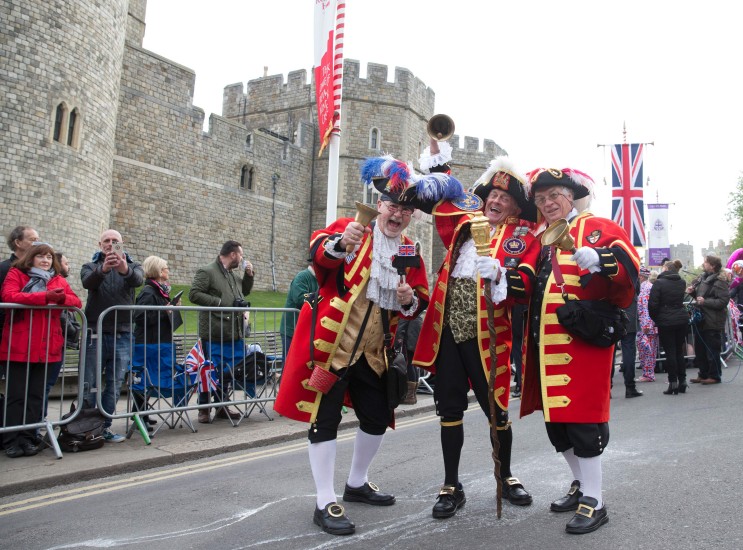 Aðdáendur Elísabetar fyrir utan Windsor-kastala í dag.