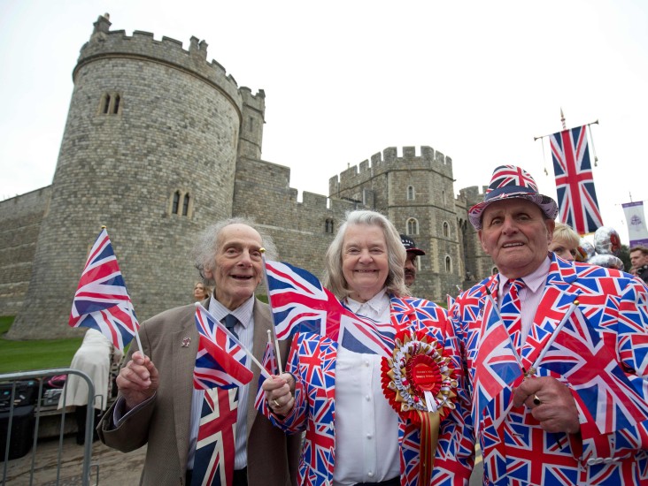 Aðdáendur Elísabetar fyrir utan Windsor-kastala í dag.