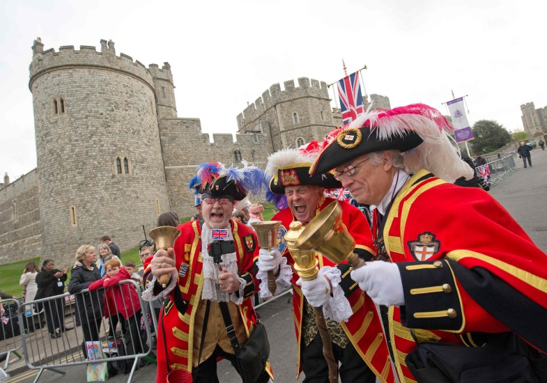 Aðdáendur Elísabetar fyrir utan Windsor-kastala í dag.
