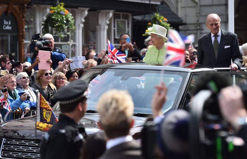 Elísabet Bretlandsdrottning og Filippus drottningarmaður veifa til þegnanna við Windsor-kastala í dag.