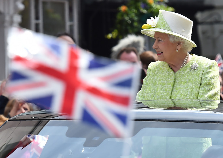 Elísabet kampakát fyrir utan Windsor-kastala í dag.