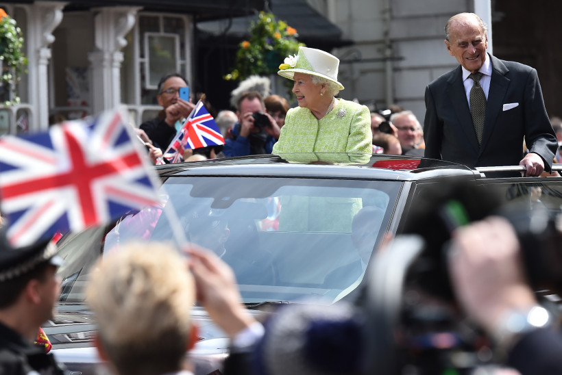 Elísabet Bretlandsdrottning og Filippus drottningarmaður veifa til þegnanna við Windsor-kastala í dag.