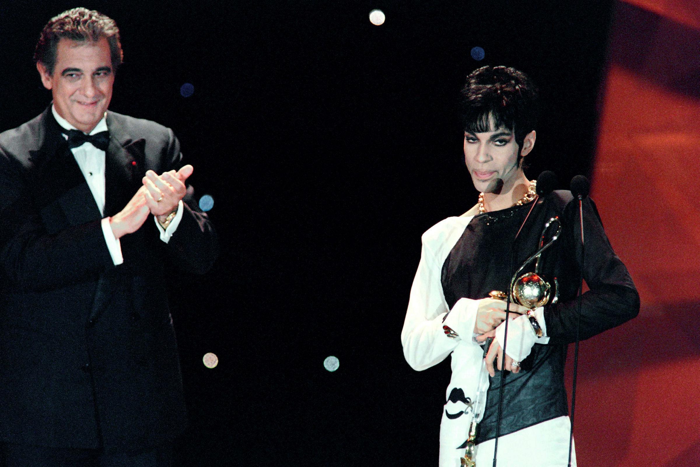 Prince hlýtur verðlaun fyrir tónlist sína á World Music Awards 1994. Ítalski tenórinn Placido Domingo afhenti verðlaunin. 