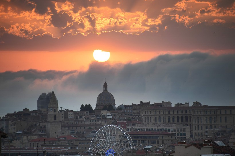 Sólin yfir gömlu höfninni í Marseille í Frakklandi. 