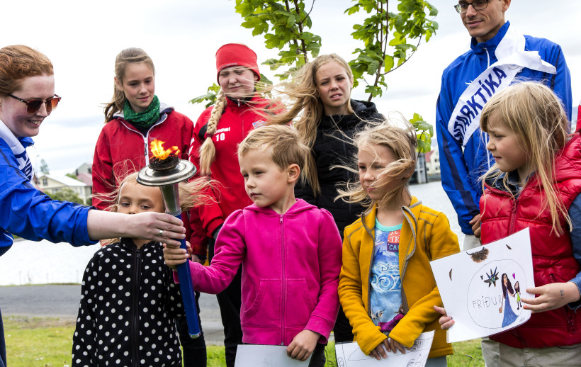 Hlaupið fer fram dag­ana 1.-24. júlí og þá mun tólf manna alþjóðleg­ur hóp­ur hlaup­ara hlaupa um allt Ísland með log­andi Friðarkyndil­inn.