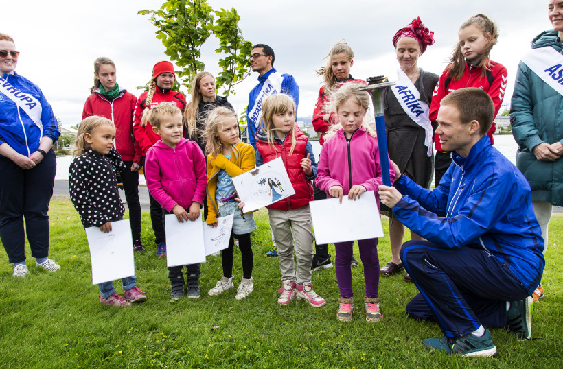 Hlaupið fer fram dag­ana 1.-24. júlí og þá mun tólf manna alþjóðleg­ur hóp­ur hlaup­ara hlaupa um allt Ísland með log­andi Friðarkyndil­inn.