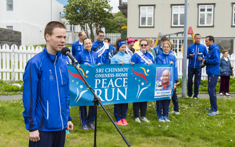 Sri Chinmoy Friðar­hlaupið var sett í morg­un með opn­un­ar­at­höfn við Tjörn­ina í Reykja­vík.