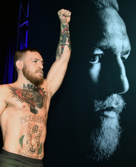 Írski bardagakappinn Conor McGregor tók þátt í opinni æfingu í gær í Las Vegas í Nevada í Bandaríkjunum þar sem hann svaraði einnig spurningum blaðamanna. Hann mun berjast við Nate Diaz í veltivigt á UFC 200 bardagakvöldinu á morgun, laugardaginn 20. ágúst. McGregor og Diaz mættust síðast í bardaga í mars þar sem sá síðarnefndi fór með sigur af hólmi. 