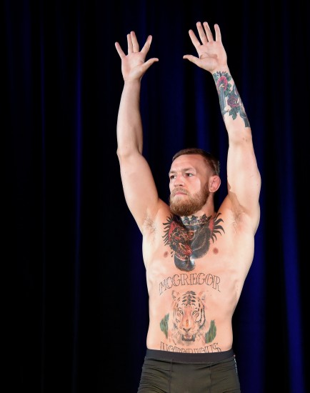 Írski bardagakappinn Conor McGregor tók þátt í opinni æfingu í gær í Las Vegas í Nevada í Bandaríkjunum þar sem hann svaraði einnig spurningum blaðamanna. Hann mun berjast við Nate Diaz í veltivigt á UFC 200 bardagakvöldinu á morgun, laugardaginn 20. ágúst. McGregor og Diaz mættust síðast í bardaga í mars þar sem sá síðarnefndi fór með sigur af hólmi. 