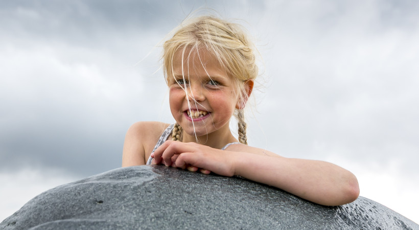 Feluleikur Þessi hnáta spratt upp undan stórum steini
þegar ljósmyndarinn mundaði linsuna.